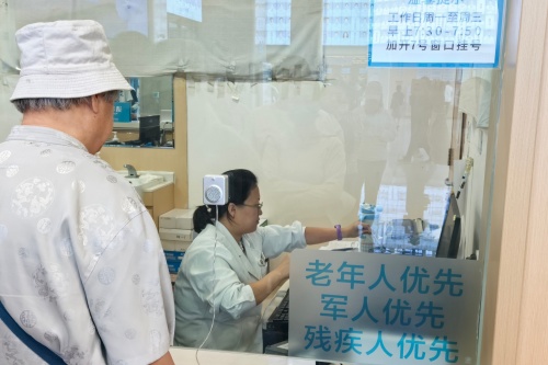一座“桥”，暖了银龄就医路