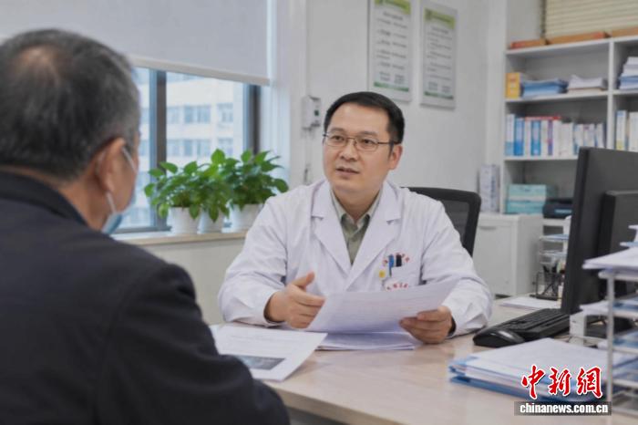 急诊普外科的假日坚守:开辟绿色通道 为急腹症患者抢生机-易网健康<a href=/jkys/ target=_blank class=infotextkey>养生</a>网 急诊普外科的假日坚守:开辟绿色通道 为急腹症患者抢生机