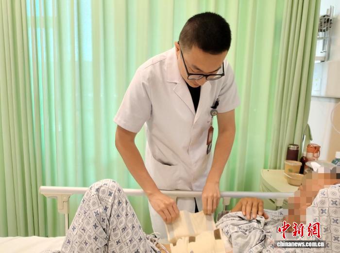 急诊普外科的假日坚守:开辟绿色通道 为急腹症患者抢生机-易网<a href=/ target=_blank class=infotextkey>健康养生</a>网 急诊普外科的假日坚守:开辟绿色通道 为急腹症患者抢生机
