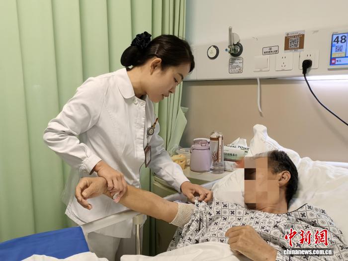 急诊普外科的假日坚守:开辟绿色通道 为急腹症患者抢生机-易网健康养生网 急诊普外科的假日坚守:开辟绿色通道 为急腹症患者抢生机