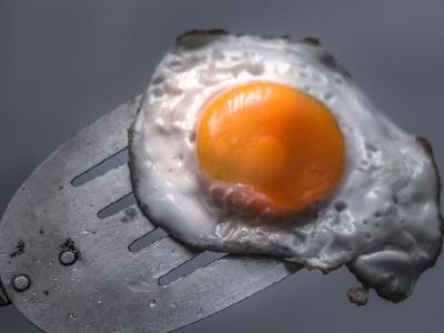 一旦总胆固醇超过5.2，或低密度脂蛋白超过3.4，建议少碰6类食物