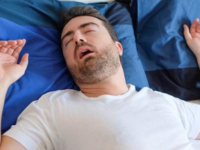 睡觉时突然“抖一下”？医生解释：真的是大脑怕你死了？