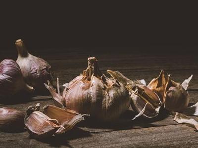 调查发现：老年人若经常吃大蒜，要不了多久，身体或有3种改善