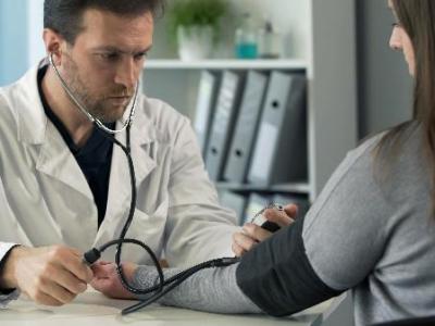 清晨血压飙升最危险！起床后做对这3件事，把晨峰血压降下来