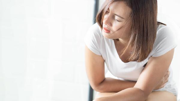 30岁女子长期口臭，被诊断胃癌，医生叹息：出现这些症状都要注意