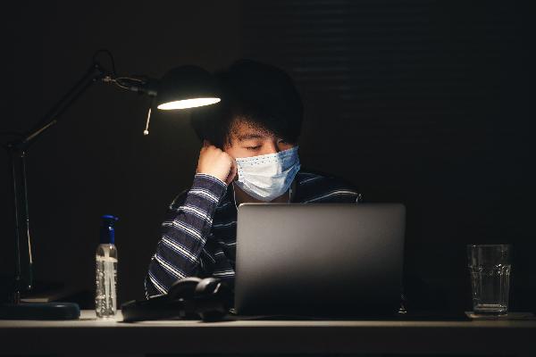 医生强调：最伤害肾脏的行为，不是熬夜！而是频繁的去做这4件事