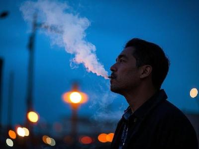 老人要戒烟吗？医生告诫：55岁以后的老人，吸烟牢记“4不吸”！