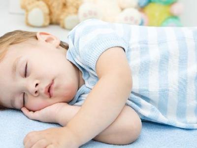8小时睡眠是错误的?医生建议:62岁以后,睡觉要注意这几个细节
