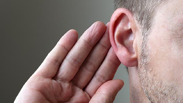 耳朵上长了个小疙瘩,不痛不痒?医生提醒:这可能是“痛风石”,很多人都想不到-易网健康<a href=/jkys/ target=_blank class=infotextkey>养生</a>网 耳朵上长了个小疙瘩,不痛不痒?医生提醒:这可能是“痛风石”,很多人都想不到