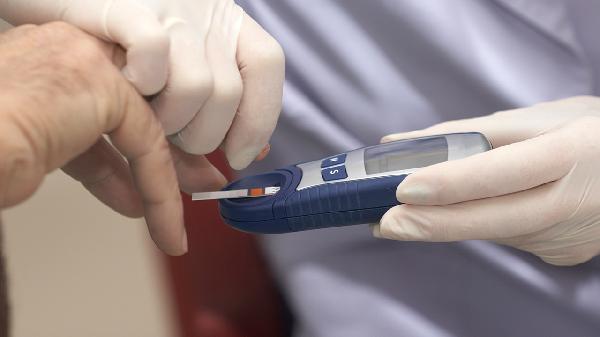 总是疲劳、视力模糊?别总怪手机!医生:可能是血糖在悄悄“侵蚀”血管-易网健康<a href=/jkys/ target=_blank class=infotextkey>养生</a>网 总是疲劳、视力模糊?别总怪手机!医生:可能是血糖在悄悄“侵蚀”血管