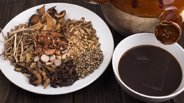 天麻炖老鸽子汤的功效-易网<a href=/ target=_blank class=infotextkey>健康养生</a>网 天麻炖老鸽子汤的功效